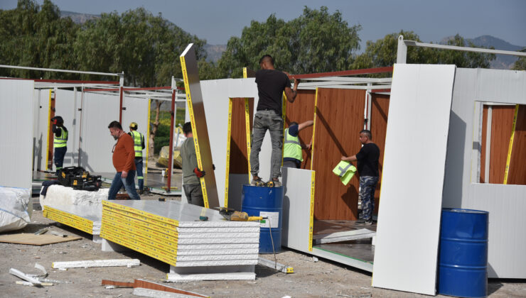 Depremzedeler için yapılan konteyner evlerin sevkiyatına başlanıyor