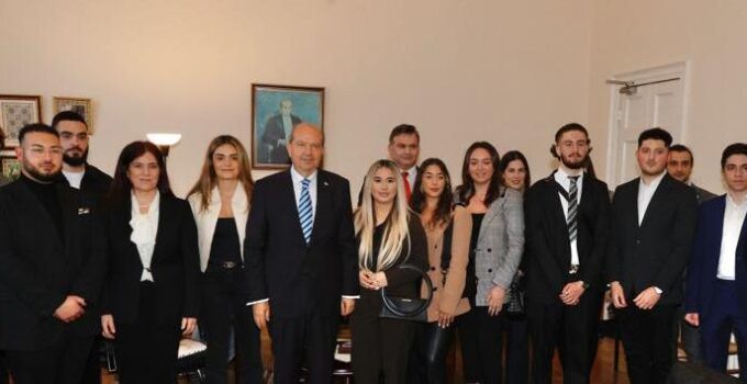 Cumhurbaşkanı Tatar, Londra’da Kıbrıs Türk örgütleri temsilcileri ve gençlerle bir araya geldi