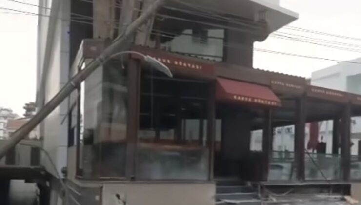 Alkollü sürücü işyeri camına ve elektrik direğine çarptı