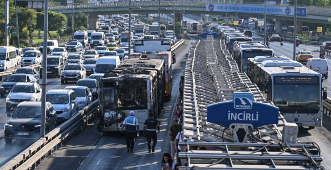 Bakırköy’de metrobüste yangın