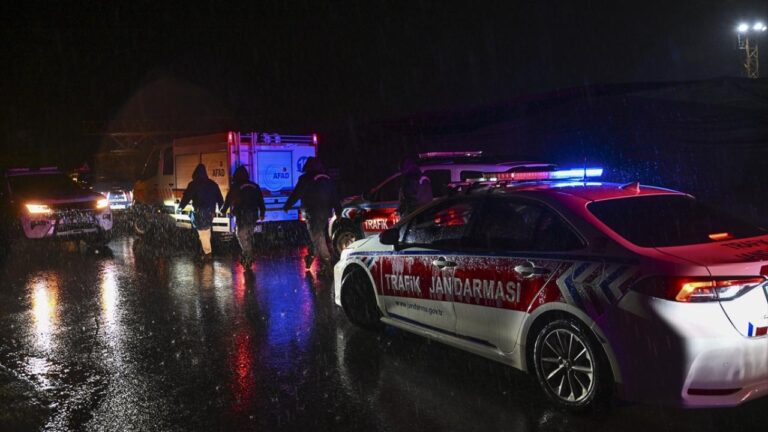 İstanbul’da sağanak: Suya kapılan araçtaki 2 kişi kayıp