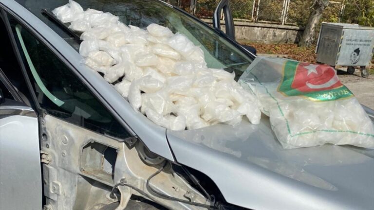 Otomobilin özel bölmesinden 40 kilo metamfetamin çıktı