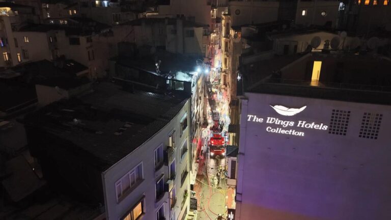 Beyoğlu’nda 6 katlı apartmanda yangın